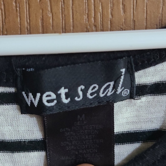 Wet seal black and white striped crop top - Picture 2 of 3